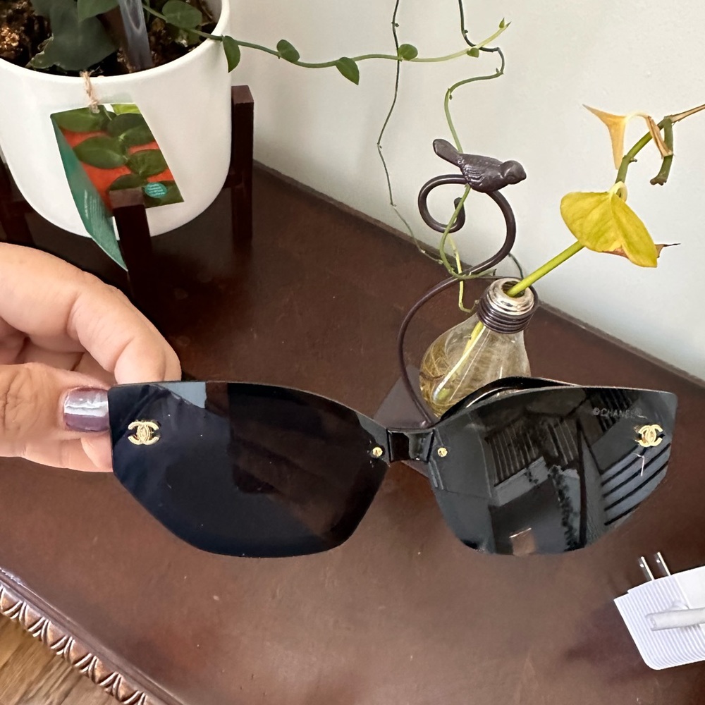 Chanel glasses in new condition. No issues or scratches.